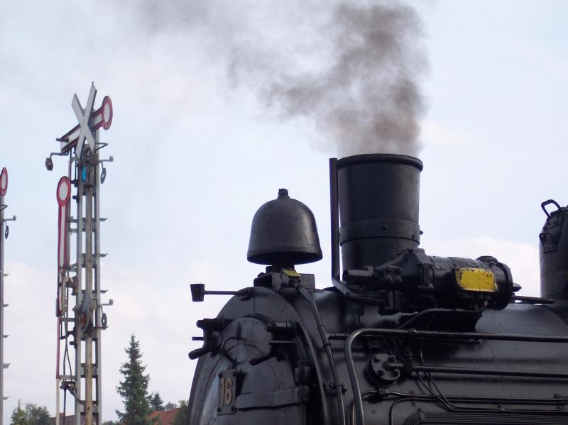 Kamin und L�utwerk von Lok GES 16 im Bahnhof M�nsingen. Der Kessel wurde in einer Nacht- und Tag-Aktion zusammen mit den restlichen Aufbauten wie den Wasserk�sten und dem F�hrerhaus auf Hochglanz gebracht. Hoffentlich sind die wundersch�nen Formsignale in M�nsingen nicht mehr allzulange ausgekreuzt.