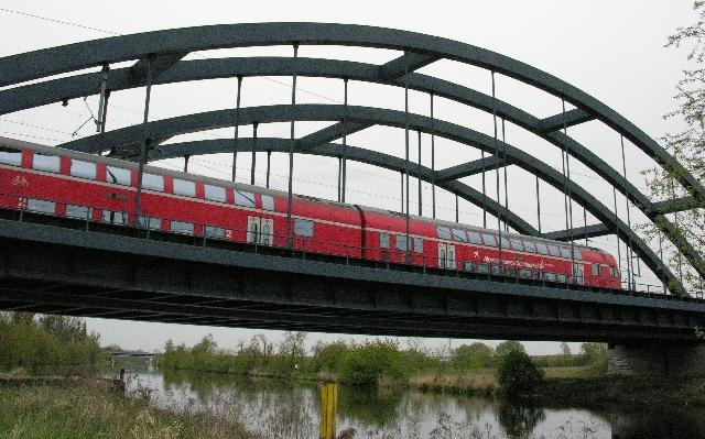Kanalbrcke in Wustermark am 29.4.2005 mit RE4 Richtung Berlin. Die hintere Brcke berfhrt die Hochgeschwindigkeitsverbindung Hannover - Berlin.