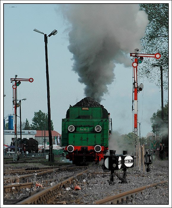Kann auch ein Rcken entzcken? Naja, kleine Impression von Signalen, Weichen, Laternen und eben die Rckansicht der  Schnen Helena  Wolsztyn am 2.5.2008.