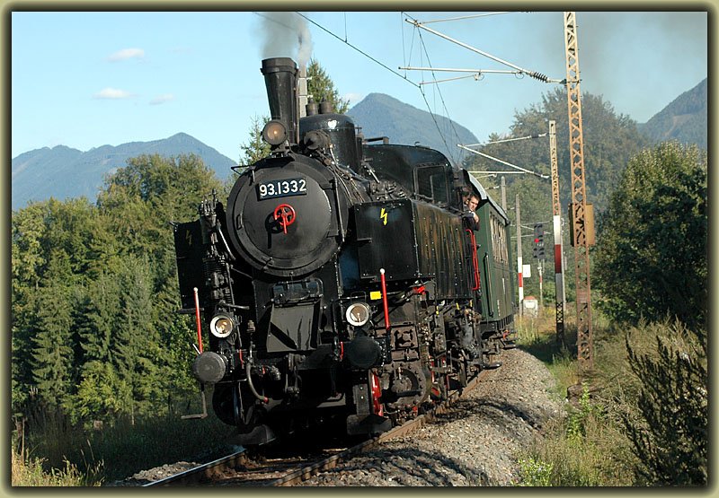 Karawankendampf war das Motto am 20.7., 3., 17. und 31.8.2006. In Zusammenarbeit mit den �BB Nostalgie veranstalteten die Nostalgiebahnen in K�rnten (NbiK) an diesen Tagen Damfsonderfahrten zwischen Weizelsdorf - Faak am See und Ferlach. Nachdem f�r die erste Fahrt die im Eigentum der NbiK stehende 93.1332 durch die Hauptuntersuchung noch nicht zur Verf�gung stand, wurde die aus Slowenien stammende Lok 25 026 f�r die ersten Fahrten am 20.7.2006 ausgeborgt. Ab 3.8.2006 war dann 93.1332 wieder im Einsatz. Am letzten  Karawankendampftag  konnte ich 93.1332 mit ihrem R 16467 kurz nach Rosenbach auf dem Weg nach Faak am See fotografieren.