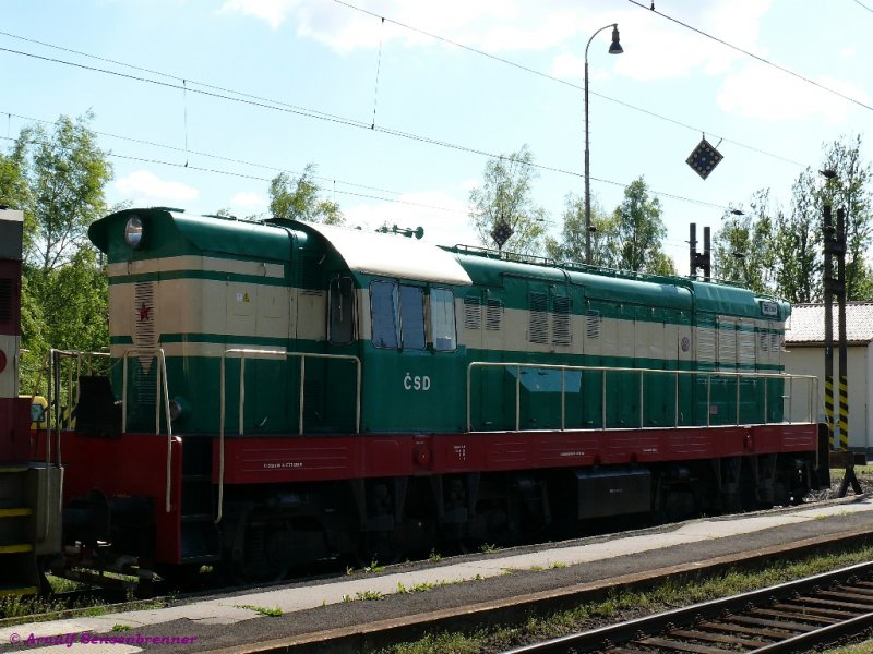 Karlsbader Hummelflug:  Mit der T669-0001 (=770-001) fing alles an.  Die heutige Museumslok wurde 1963 bei CKD in Prag gebaut. Die in Tschechien Cmelak (=Hummel) genannte Baureihe ist mit ber 3000 gebaute Loks der wohl meistgebaute Loktyp auf der Welt. Die allermeisten davon wurde in die damalige UdSSR exportiert.

10.05.2008 Karlovy Vary
