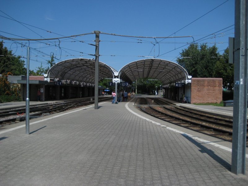 Karlsruhe Albtalbahnhof. Hier wechseln die Zge der S1/11 und S4/41 der S-Bahn Karlsruhe vom Stassenbahnnetz auf die Schienen der Albtalbahn oder der DB.