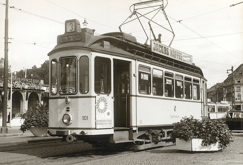 Karlsruhe, am Bahnhofplatz aber...  in Oktober 1965. 
Der TW 101 fhrt auf der Linie 3. Foto : J.J. Barbieux.
