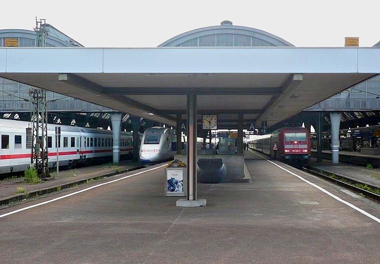 Karlsruhe Hbf, den 25.07.09 um 17.50 Uhr unter einem, leider berbelichteten Himmel:
Links steht ein IC, gezogen von der 120 109-4, in der Mitte ein  alter Bekannter , den ich schon in der Frhe, bei einer Parallelfahrt aus Mnchen in Fahrtrichtung Stuttgart, in Aktion miterleben durfte. Es handelt sich dabei um den TGV, der an diesem Tag als letzter die Fahrt in Richtung Paris aufnahm. Rechts steht dann noch der, von der 101 145-1 gezogene, PbZ 1958: Basel Bad Bf - Frankfurt M Hbf.