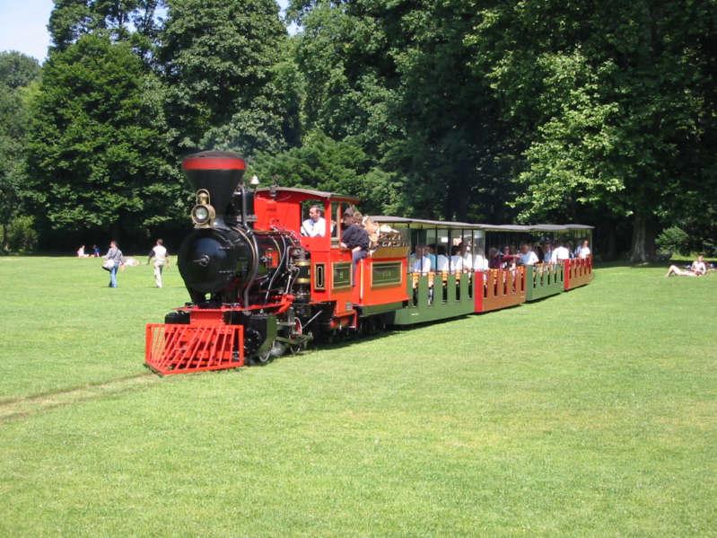 Karlsruher Schlogartenbahn mit der Dampflok  Greif , aufgenommen am 09.06.2003. Die Schlogartenbahn wird von den Verkehrsbetrieben Karlsruhe (VBK) betrieben.