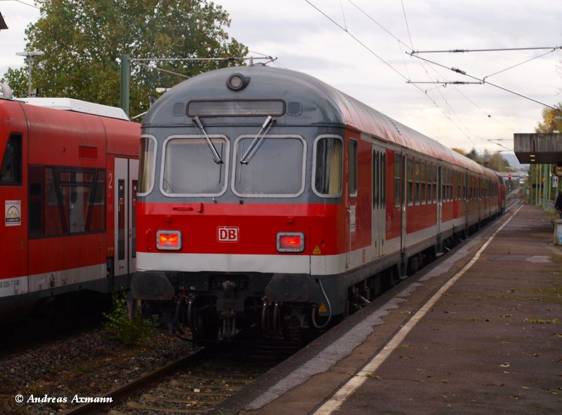 Karlsruher Silberling-Steuerwagen mit Faltbalg in Kirchheim/T - �tlingen h�ngt er an 218 193 mit ziel Kirchheim/T. (26.10.2009)