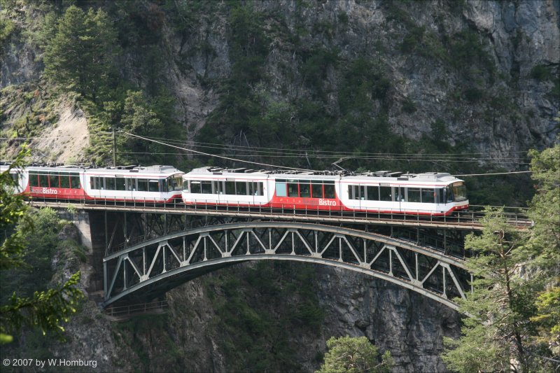 Karlsruher Stadtbahnwagen 848 und 846 am 7. Juni 2007 auf dem Schlo�bachviadukt bei Hochzirl.