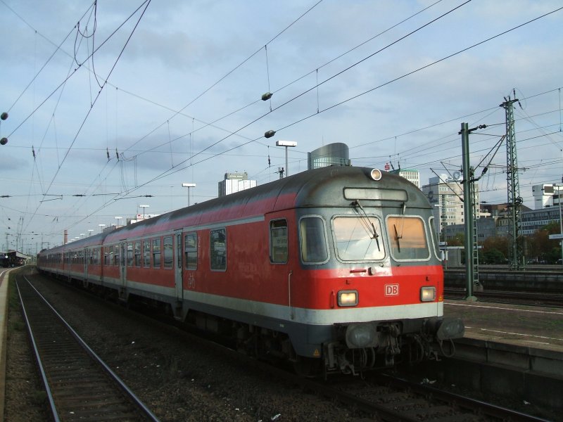 Karlsruher Steuerwagen 50 8082-53800-2 Bndf. mit RE (Leerzug)
auf Gleis 10 in Richtung Bochum im Dortmunder Hbf.(30.09.2007)