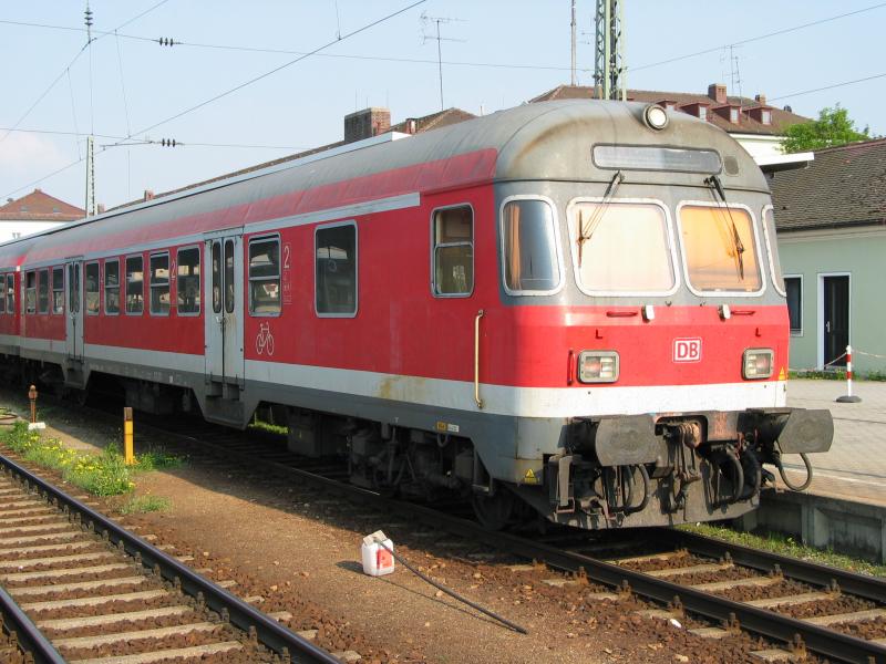 Karlsruher Steuerwagen als Regionalbahn von Landshut nach Plattling am 3.5.2006 bei der Einfahrt auf Gleis 1 des Plattlinger HBF. 
