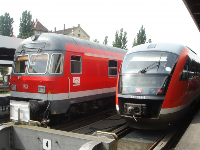 Karlsruher Steuerwagen (nach Ulm) und Desiro (nach Augsburg) im Bahnhof Lindau am 16.05.07.