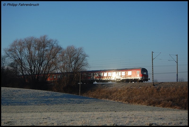 Karlsruher Steuerwagen der RB 37147 von Aalen nach Donauw�rth im morgentlichen Streiflicht bei Goldsh�fe aufgenommen.
