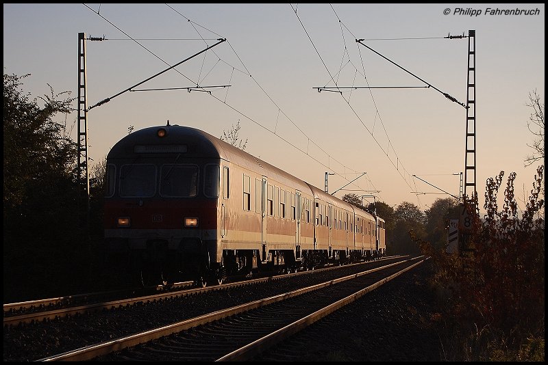 Karlsruher Steuerwagen der RB 37163 von Aalen nach Donauwrth, aufgenommen am Abend des 16.10.07 bei Aalen-Hofen.