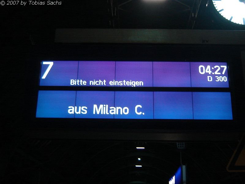 Karlsruher Zugzielanzeiger auf Gleis 7: D 300 aus Mailland (Milano Centrale). D 300 ist ein Autozug und auch ein Urlaubexpress (besteht aus zwei Gattungen AZ und UEx). Das Ziel soll sich in Hamburg-Altona  befinden.