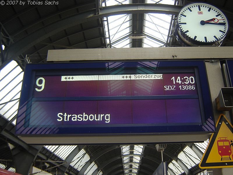 Karlsruher Zugzielanzeiger auf Gleis 9 informiert sich, dass der Sonderzug SDZ 13086 bereit pnktlich fr die Abfahrt ist.