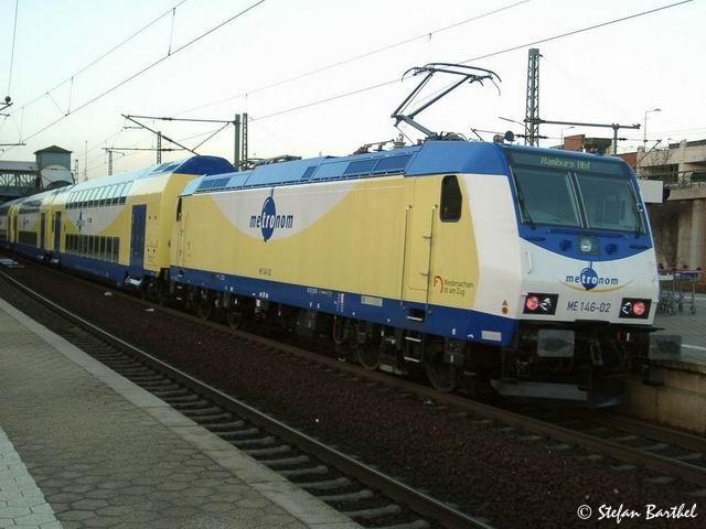 Kategorie: Deutschland/Unternehmen/Metronom
Die Lokomotiven verfgen ber keine edv  gerechten Loknummern, zumindest sind sie auen nicht angeschrieben. Hier ME 146-02 nach Ihrer Ankunft aus Bremen im Harburger Bahnhof.