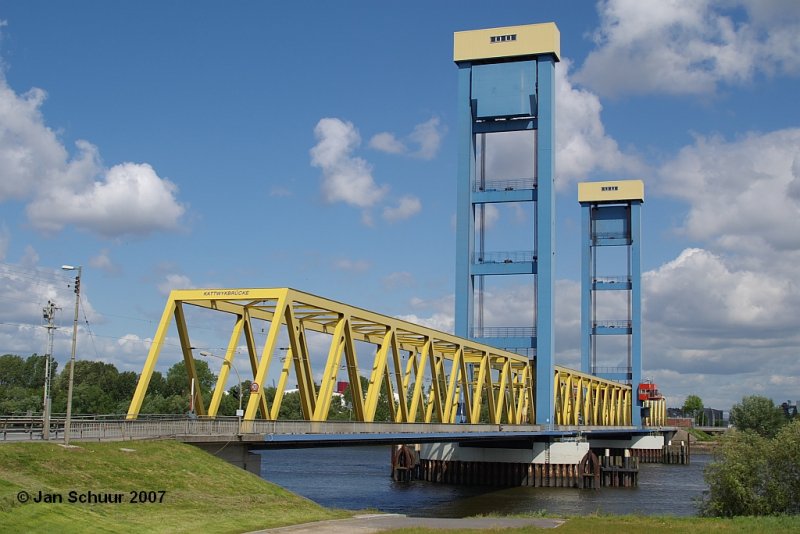 Kattwyk-Hubbrcke im sdlichen Hamburger Hafen auf einer Radtour von Buchholz in der Nordheide nach Hamburg Hbf im Mai 2007 fotografiert.