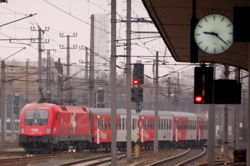 Katz und Maus: Meine letzte fehlende EM-Lok machte es mir nicht leicht... 1116 075  Schweiz  bei dem Versuch, unbemerkt zu entkommen. (Linz Hbf, Ausfahrt Richtung Wels, 10.11.2008).