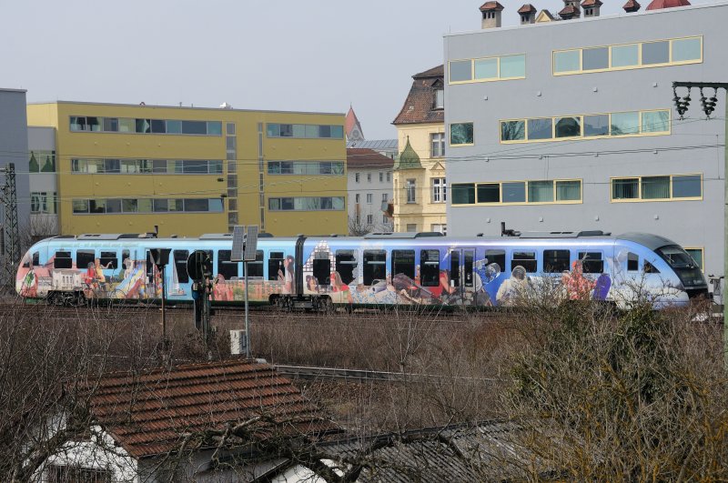 Katz und Maus... spielte der  Vogtland-Werbe-Desiro  den halben Tag mit uns. Nachmittags auf dem Weg zur Zuckerfabrik, war er wieder mal ein Tick schneller als wir. Auch wenn er hier versucht, sich zu tarnen und verstecken, ERLEGT. (Regensburg, 14.03.09).