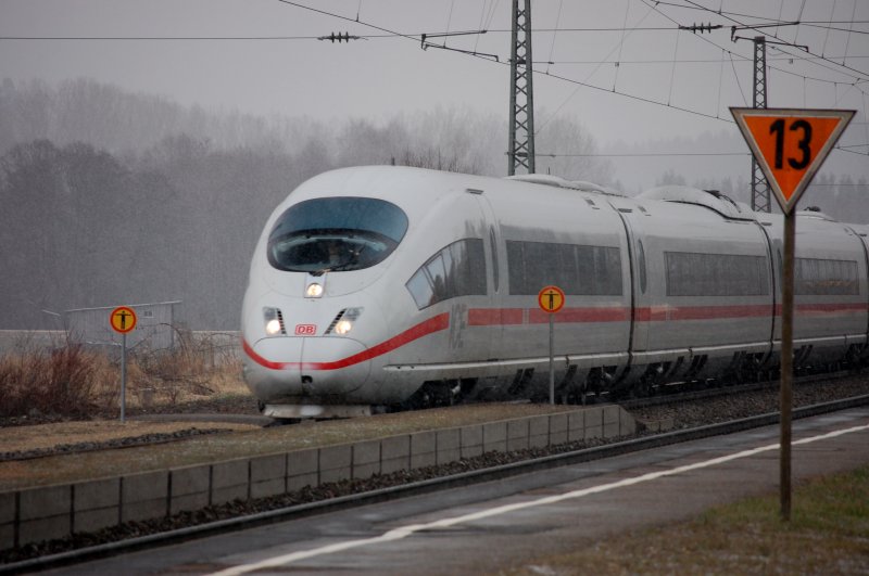 Kaum 3 Blcke spter folgt dem IC ein ICE 3 bei einsetzendem Schneefall.. Bauchbinde mit  Zuckergu  steht ihm gar nicht schlecht..zwinker
