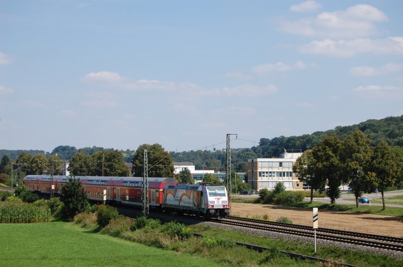 Kaum am Ansitzplatz angekommen kam schon das erste Highlight. Es handelt sich um die silberne 146 227-4, die die Aufgabe hat RE 19224 nach Mosbach-Neckarelz zu befrdern. Aufgenommen bei km 30 der Filsbahn am 6.8.2009. Diese Lok konnte ich nun schon zum 2. Mal auf den Chip bannen.