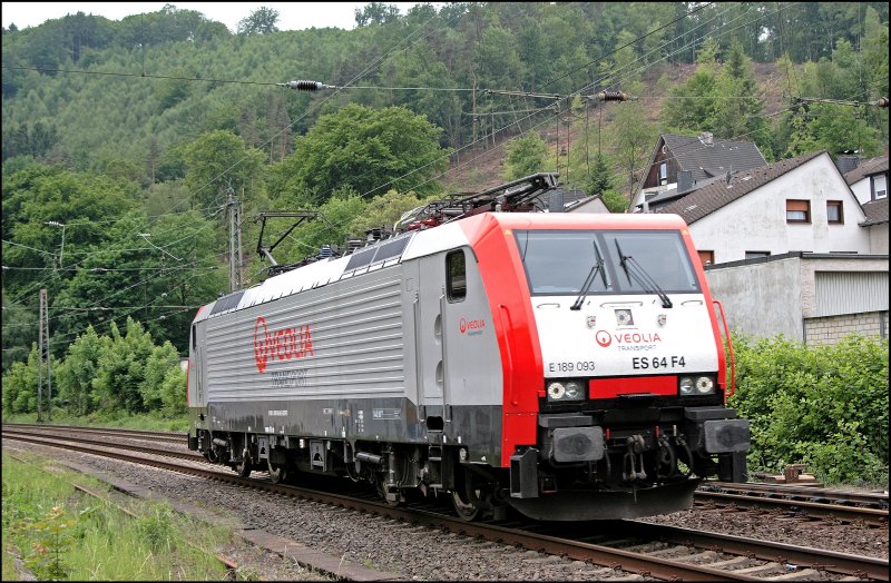 Kaum angekommen kommt die E189 093 als Tfzf, aus Elverlingsen komment, um die Ecke gebogen. Aufgenommen bei Letmathe am 18.05.2008.
