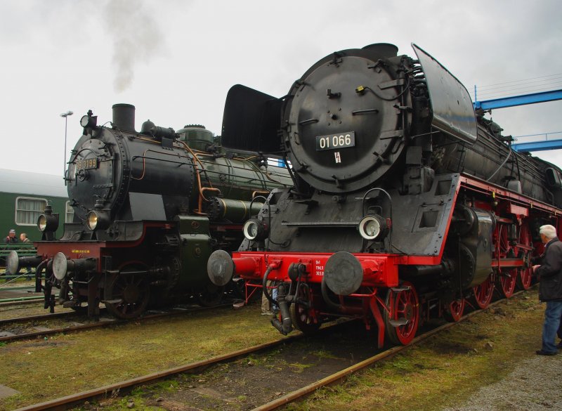 Kaum haben die alten Damen ihre Sonderzge zu den 15. Meininger Dampfloktagen im Bahnhof Meiningen abgekoppelt, geht's auch schon ins BW um sie fr die Rckfahrt flott zu machen. Hier 38 3199 und 01 066. Aufgenommen am 05.09.2009.