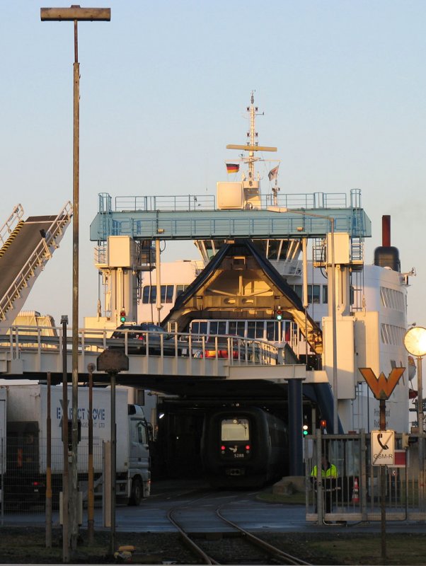 Kaum hat die Scandlines-Fhre  Prins Richard  die DSB Gumminase als EC 35 Hamburg - Koebenhavn verschluckt, fahren die LKW ein; Puttgarden, 19.12.2008
