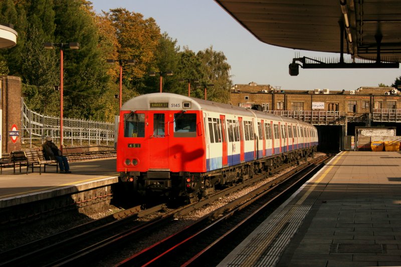 Kaum eine U-Bahn-Linie ist so kompliziert wie die Metropolitan Line mit ihren 9 verschiedenen Zuglauf-Mglichkeiten. Ein A60-Zug hat hier, aus Amersham kommend, soeben die Station Harrow-on-the-Hill verlassen und wird nun, nach einer Nonstop-Fahrt nach Finchley Road, in Baker Street wenden. Aufnahme am 8.10.2009.