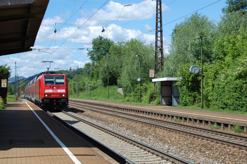 Kaum war die 120 durch kam auch schon der Gegenzug in Form von 146 217-5 mit einem IRE nach Lindau. Aufgenommen am 29.5.2009 in Gingen (Fils).