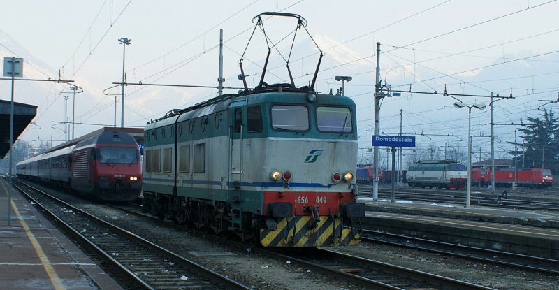 Kaum zwanzig Minuten spter steht die neue Zuglok auch schon bereit. Das interessante an diesem nicht lichtverwhnten Bild ist neben dem CNL der ganz am rechten Bildrand vorbeifahrende Gterzug mit zwei DB 185. Somit kann man auf diesem Bild sechs Loks aus drei Lndern sehen. 
18. Februar 2009
