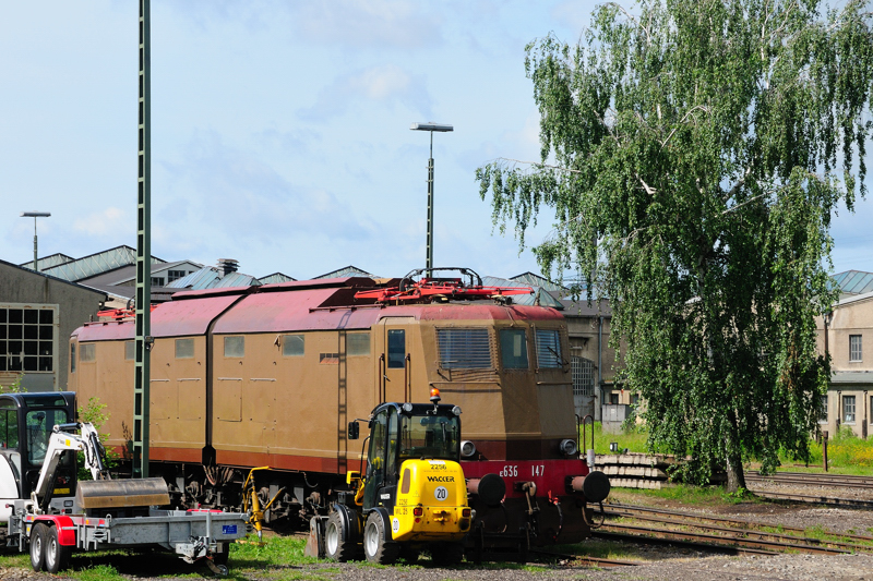 Kaum zwei Stunden spter hat die italienische Botschafterlok E 636 147 einen anderen Standort einnehmen mssen zwecks Umrst- und Grnanlagearbeiten im Freigelnde des Bahnparks Augsburg. (Sept.2009).