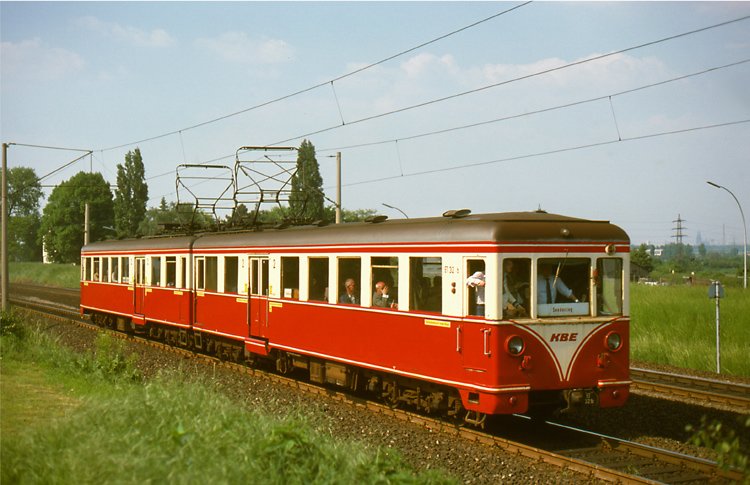 KBE ET 32 als DGEG - Sonderzug bei Kendenich auf der Vorgebirgsbahn Kln - Brhl - Bonn am 31.5.1978. Rechts im Hintergrund der Klner Dom