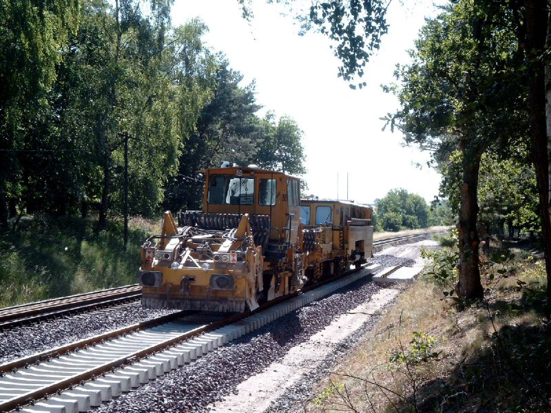 KBS 150, Brzower Wald; Gleisfeger SSP 110 und Gleisstopfmaschine (16.07.2006)