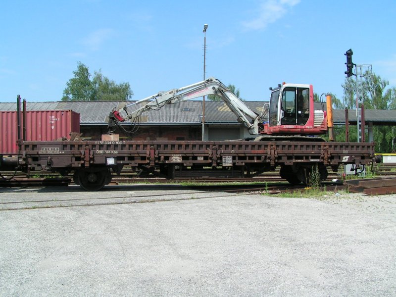 Kbs 31 81 334 0103-2 mit Bagger beladen, Bahnbaueinsatz Bhf. RIED i.I. 2006-07-23