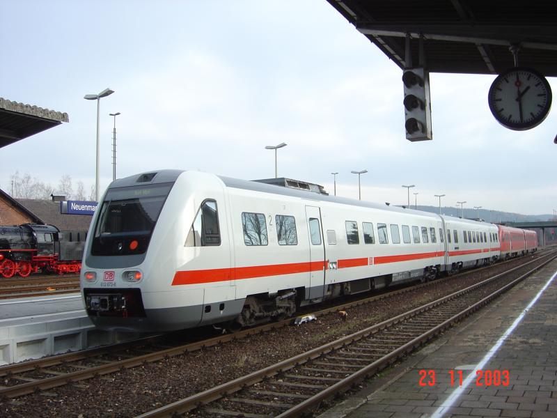 KBS 850/852 Lichtenfels - Neuenmarkt-Wirsberg - Hof Hbf / -Bayreuth Hbf. Das soll der allererste weie 612er gewesen sein! Die drei Triebzge fahren in Wrzburg Hbf los, ber Bamberg und Lichtenfels, bis sie sich in Neuenmarkt-Wirsberg trennen. Die vorderen zwei (im Bild) fahren die  Schiefe Ebene  hoch, nach Hof/Saale. Der dritte 612er fhrt die KBS 852 nach Bayreuth Hbf. Auf dem Rckweg nach Wrzburg Hbf vereinen sie sich wieder in Neuenmarkt-Wirsberg.