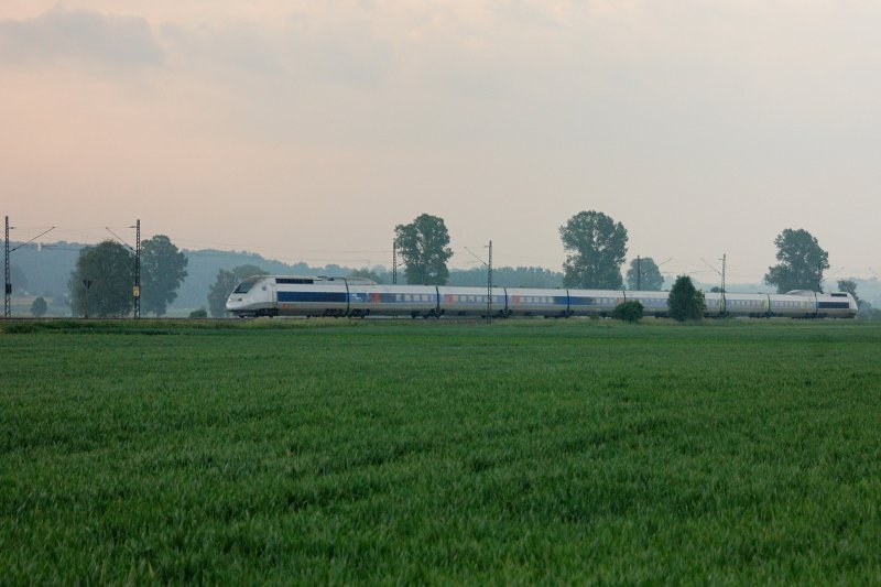 KBS 980... kurz bevor die Sonne ber dem Mindeltal aufgeht... 7:22 Uhr...: Der aus Mnchen kommende TGV eilt Paris entgegen... tglich. Morgenstimmung vom 04.06.2008 nahe Mindelaltheim.