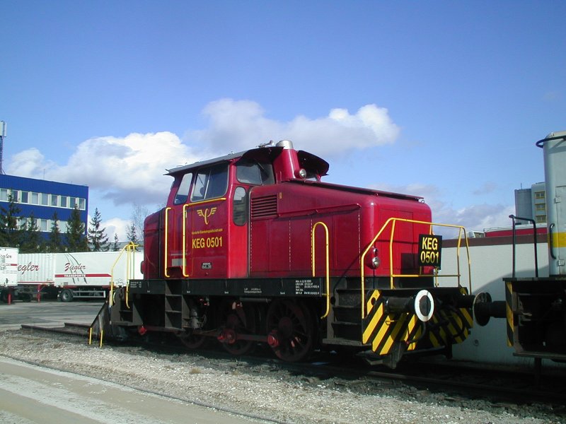 KEG 0501 abgestellt auf einem Nebengleis des N�rnberger Hafenbahnhofs. (02.03.2003)