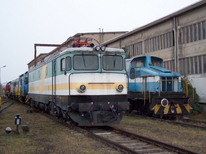 KEG 7001 abgestellt bei ARCO in Karsdorf. Diese E-Lok wurde 1979 bei Elektroputere in Craiova (Rumnien) gebaut und war u.a. im Jahr 2000 vor dem Kerosinzug Lingen-Holthausen - Mnchen Flughafen im Einsatz; 03.12.2008 ; 03.12.2008