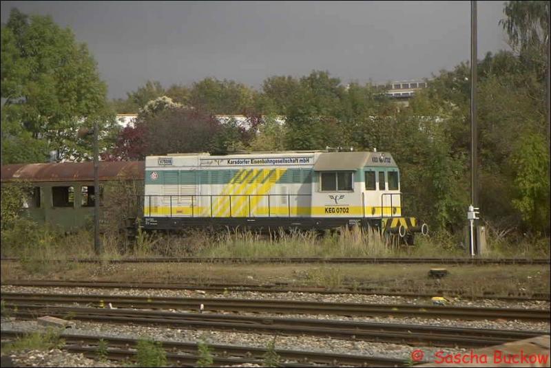KEG Lok 0702 steht im Herbst 2002 in Gera und wartet auf ihren nchsten Einsatz.