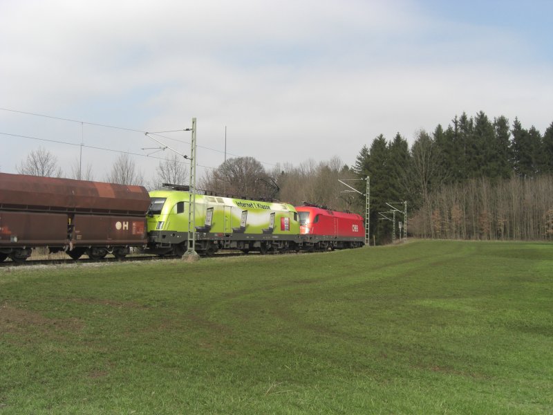 Kein Aprilscherz war der Telekom-Taurus 1116 033 auf der Nebenbahn-
strecke Rosenheim-Rohrdorf. Mit Hilfe der 1116 040 belieferten
beide Loks das Zementwerk in Rohrdorf. Aufgenommen am 1. April
2009 kurz nach zwlf Uhr mittags.