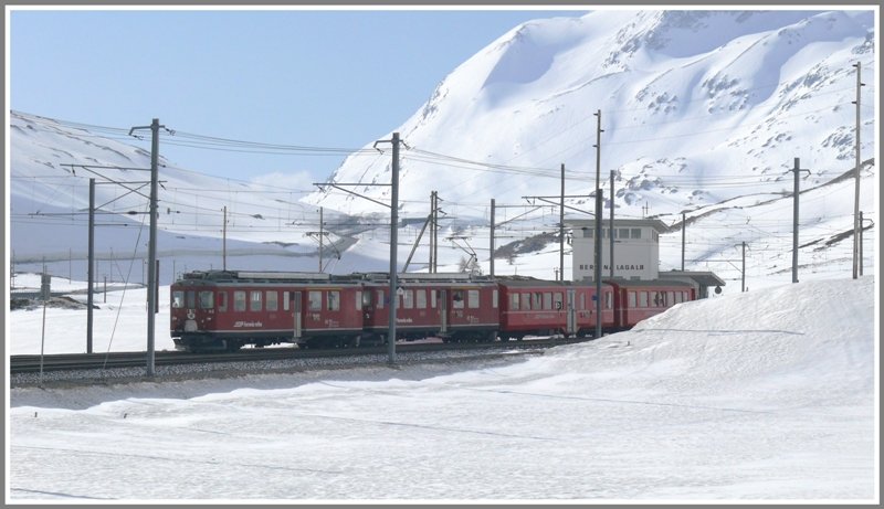 Kein Hauch von Frhling. in Bernina Lagalb kommt uns der R1632 mit Abe 4/4 II 44 und 42 entgegen. (23.04.2009)