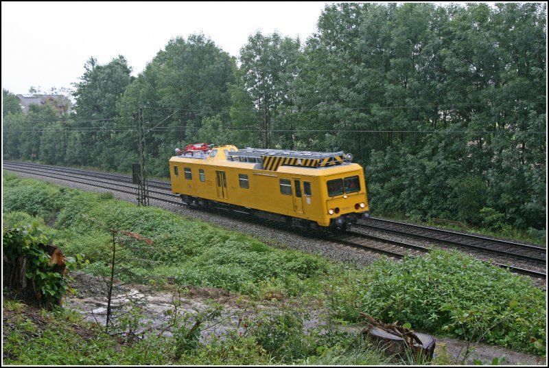 Kein schner Tag zum Arbeiten: 708 303 fhrt von Mnchen nach Rosenheim. In wenigen Minuten wird das Ziel erreicht sein. (02.07.07)