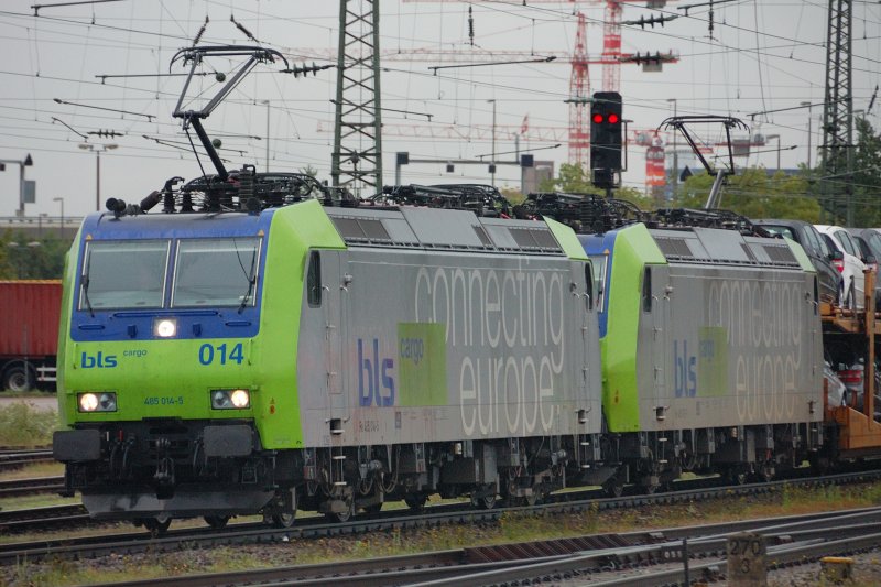Keine 3 Minuten spter der Gegenverkehr: BLS Re 485 014 und Re 485 009 mit einem  Mercedes-Zug  aus Rastatt auf dem Weg in die Schweiz bei Durchfahrt Basel-Bad. (August 2008).