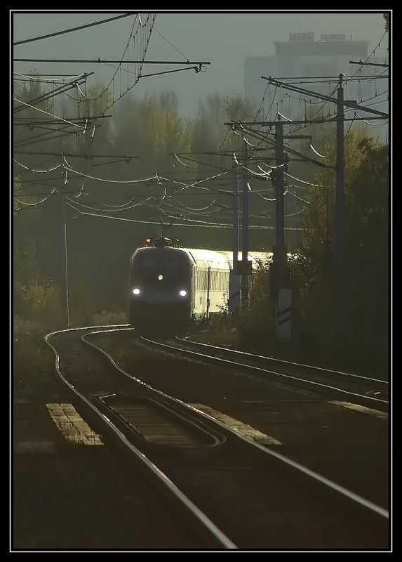 Keine Ahnung, ob das Bild jetzt hier ankommt, schlecht oder gut ist. Es handelt sich in diesem Fall um eine extreme Gegenlichtaufnahme und zeigt 1116 200 mit ihrem IC 630 von Villach nach Wien Sd kurz vor der Haltestelle Kapfenberg-Fachhochschule am 26.10.2006