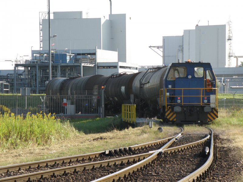 Keine Ahnung welche MaK-Version das ist. Jedenfalls gehrt die kleine Lok der Firma Dow Chemical und muss zum Rangieren fter mal fr eine Weichenstellung kurz das Firmengelnde durch den gut bewachten Zaun verlassen. Entstanden am spten Nachmittag des 6. August 2009.