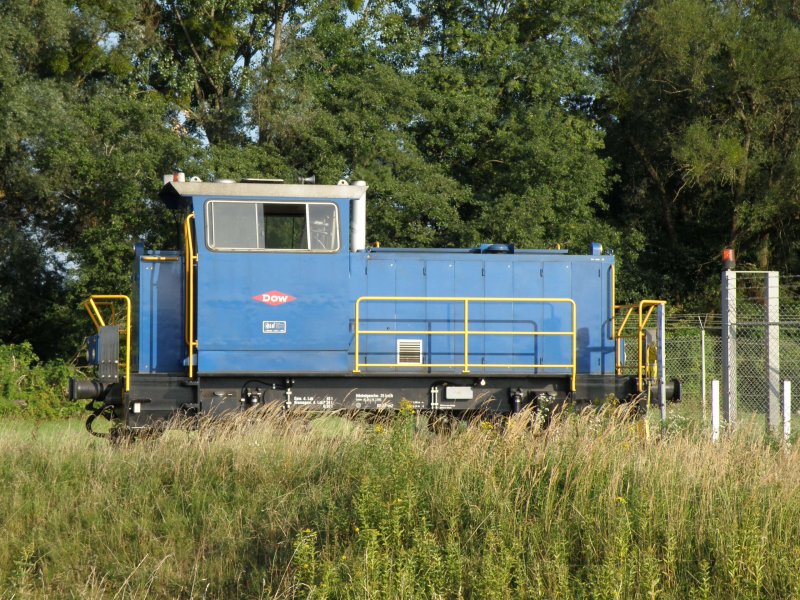 Keine Ahnung welche MaK-Version das ist. Jedenfalls gehrt die kleine Lok der Firma Dow Chemical und muss zum Rangieren fter mal fr eine Weichenstellung kurz das Firmengelnde durch den gut bewachten Zaun verlassen. Entstanden am spten Nachmittag des 6. August 2009.