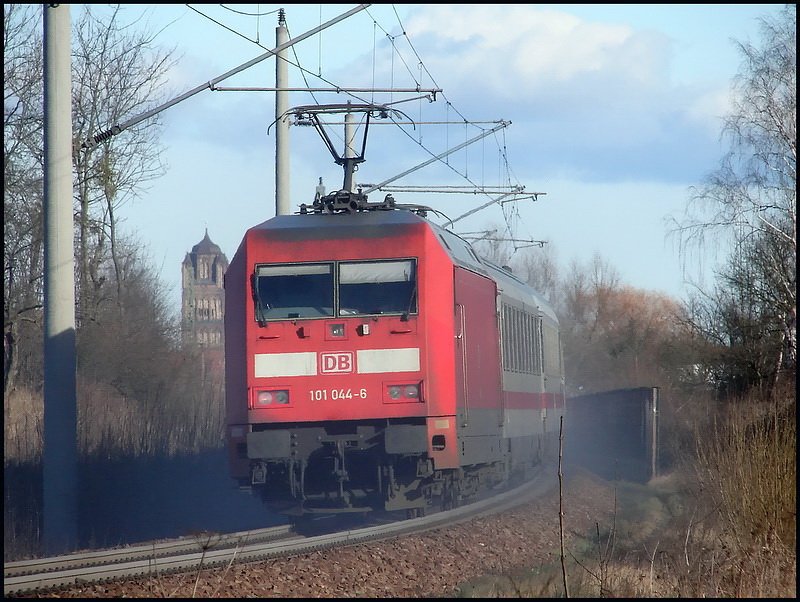 Keine Angst da brennt nichts, es ist nur Bremsstaub.
101 044-6 mit IC2212 aus Koblenz, geht in die Eisen. 
Stralsund am 16.02.08 