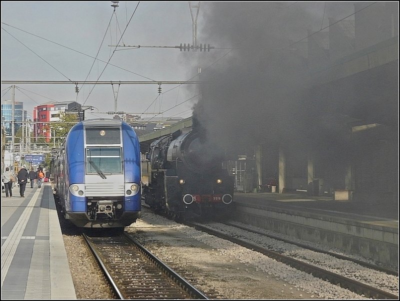 Keine Angst, es brennt nicht im Bahnhof von Luxemburg. Die Dampflok 5519 ruchert nur den SNCF Triebzug ein bisschen ein. 10.10.08 (Jeanny)