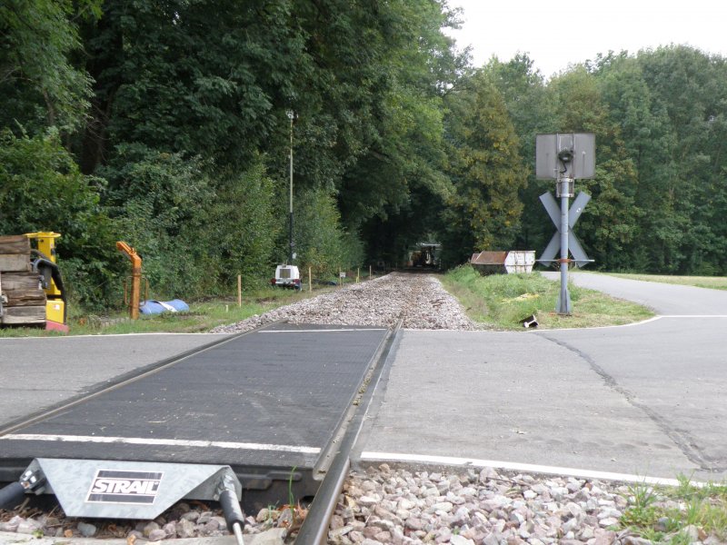 Keine Angst, diese Strecke wird nicht stillgelegt. Im Gegenteil: Die Modernisierungsarbeiten der SWEG-G�terverkehrstrecke B�hl/Schwarzach/Greffern gehen weiter: In diesen Wochen, Anfang September 2009, bei Oberbruch und Balzhofen. Am Wochenende des 12. September wurden die Gleise und die alten Holz-Schwellen komplett rausgerissen. Dadurch ergaben sich  interessante  und kuriose Bilder am kompletten Streckenabschnitt, wie auch hier an diesem Bahn�bergang. 