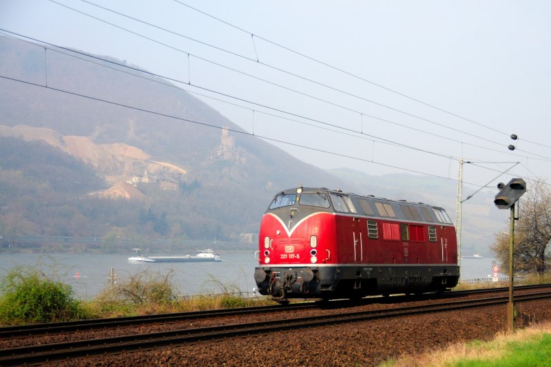 Keine Chance hat das Rheinfrachtschiff bei diesem ungleichen Wettrennen... 221 117-5 lt es einfach hinter sich. (Kurz nach Kaub, April 2009).